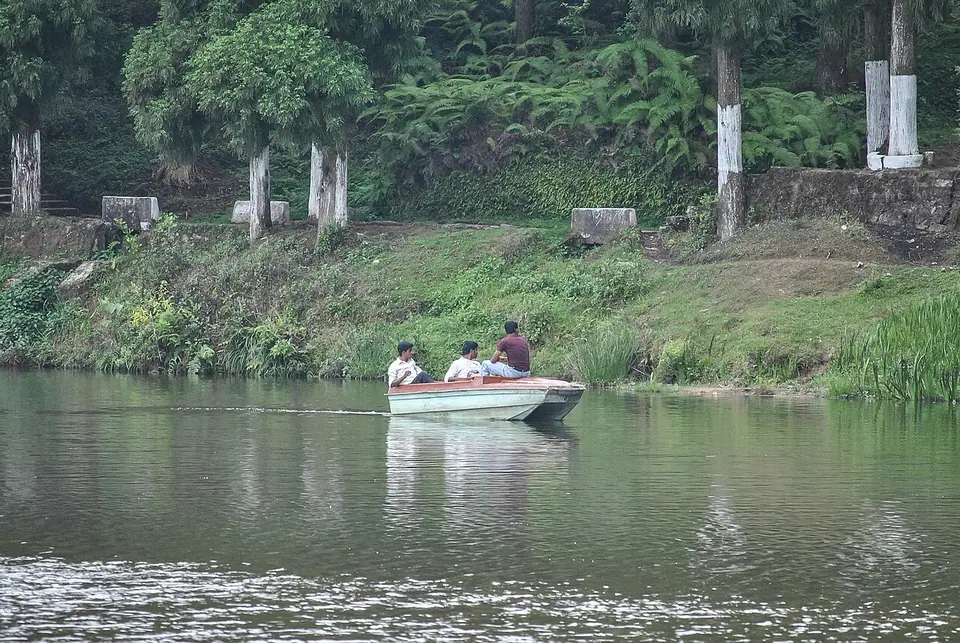 Boating on Sumendu Lake at Mirik